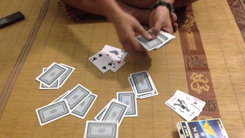 Mơ Thấy Người Khác Đánh Bài